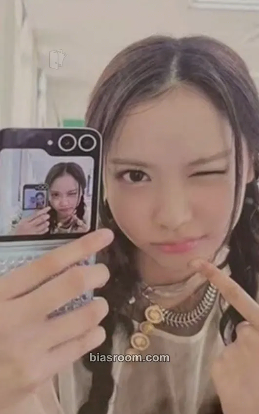 Carmen The Chase Photocard - Hearts2Hearts - Hearts2Hearts K-pop photocard