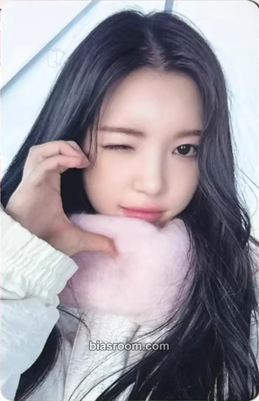 Yuha The Chase Photocard - Hearts2Hearts - Hearts2Hearts K-pop photocard