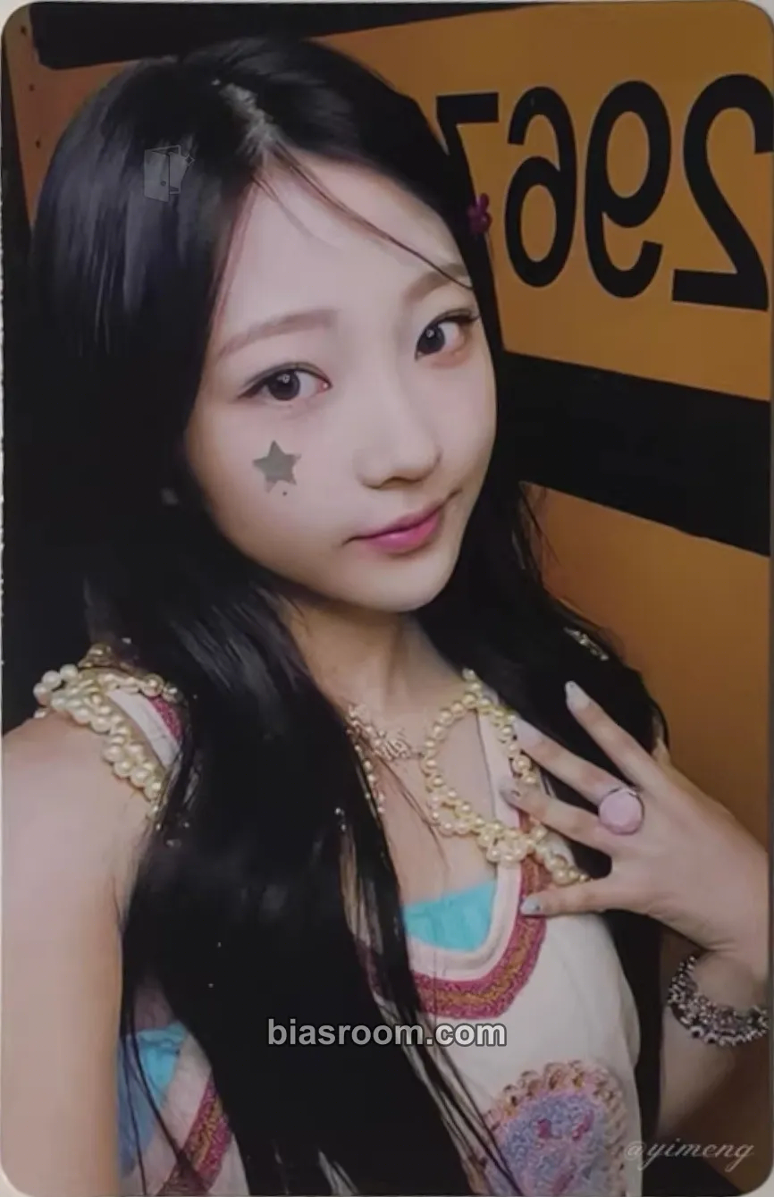 Stella The Chase Photocard - Hearts2Hearts - Hearts2Hearts K-pop photocard
