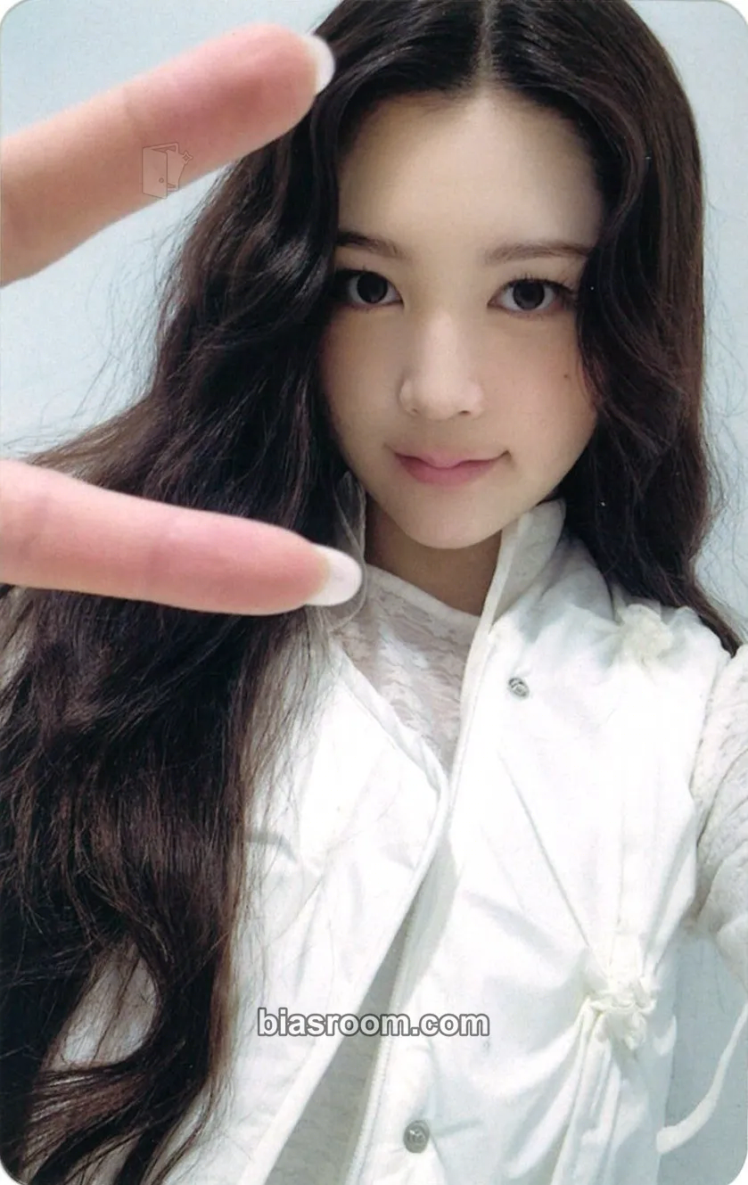 A-na The Chase Photocard - Hearts2Hearts - Hearts2Hearts K-pop photocard