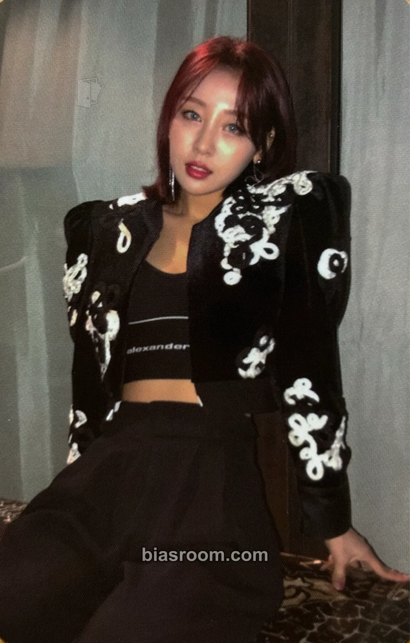 Yves LOONA 1st On-Wave Concert: LOONATHEWORLD : Midnight Festival Photocard - LOONA - LOONA K-pop photocard