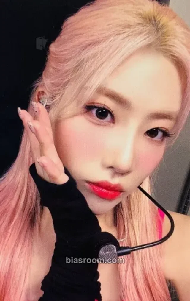 LOONA - Kim Lip - 2022 1st World Tour LOONATHEWORLD Event mymusictaste (mmt) trading card photocard set