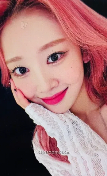 Yves LOONA 1st World Tour: LOONATHEWORLD Photocard - LOONA - LOONA K-pop photocard