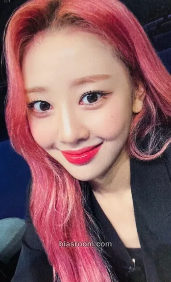 Yves LOONA 1st World Tour: LOONATHEWORLD Photocard - LOONA - LOONA K-pop photocard