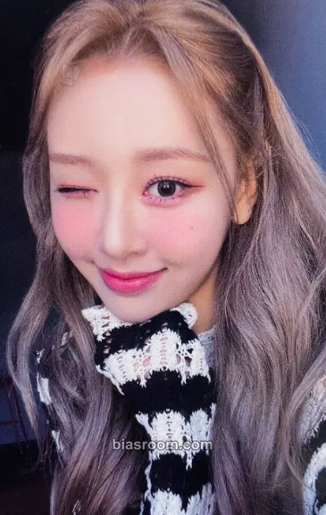 Yves LOONA 1st World Tour: LOONATHEWORLD Photocard - LOONA - LOONA K-pop photocard