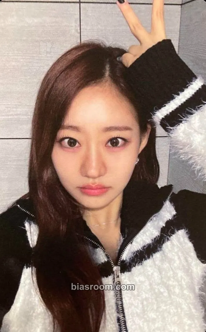 Julie Born to be XX Photocard - KISS OF LIFE - KISS OF LIFE K-pop photocard