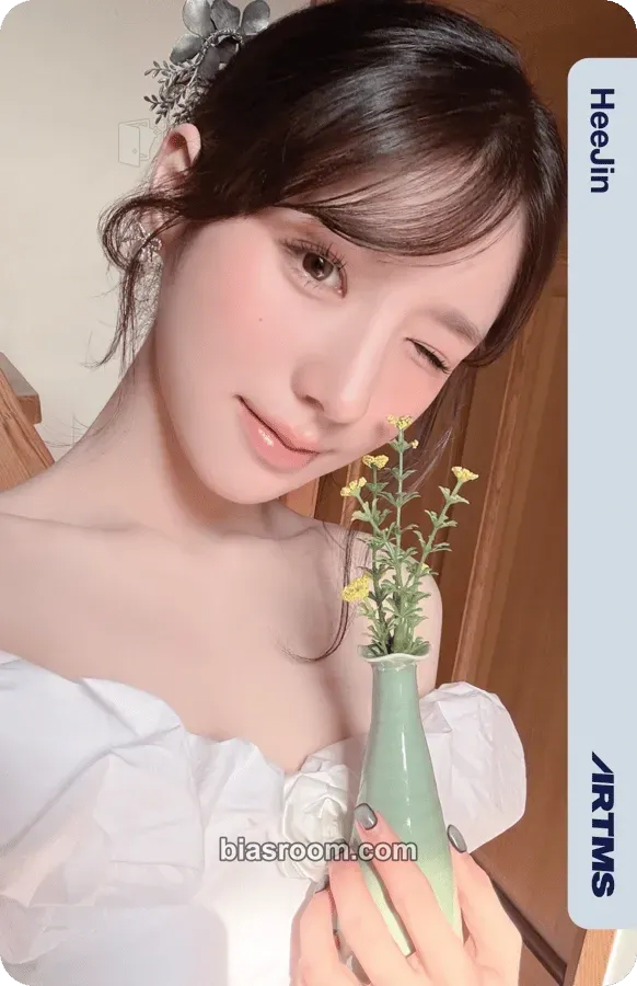 HeeJin 2026 Season's Greetings: The Five Muses of Hanok Photocard - ARTMS - ARTMS K-pop photocard