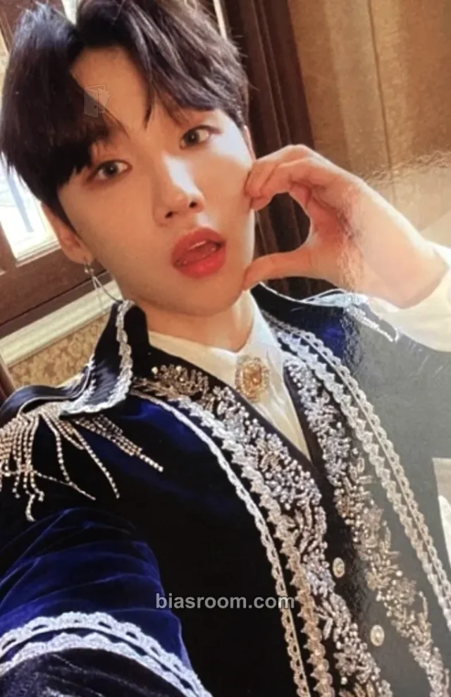 AB6IX - Woong - SALUTE Album album photocard royal version