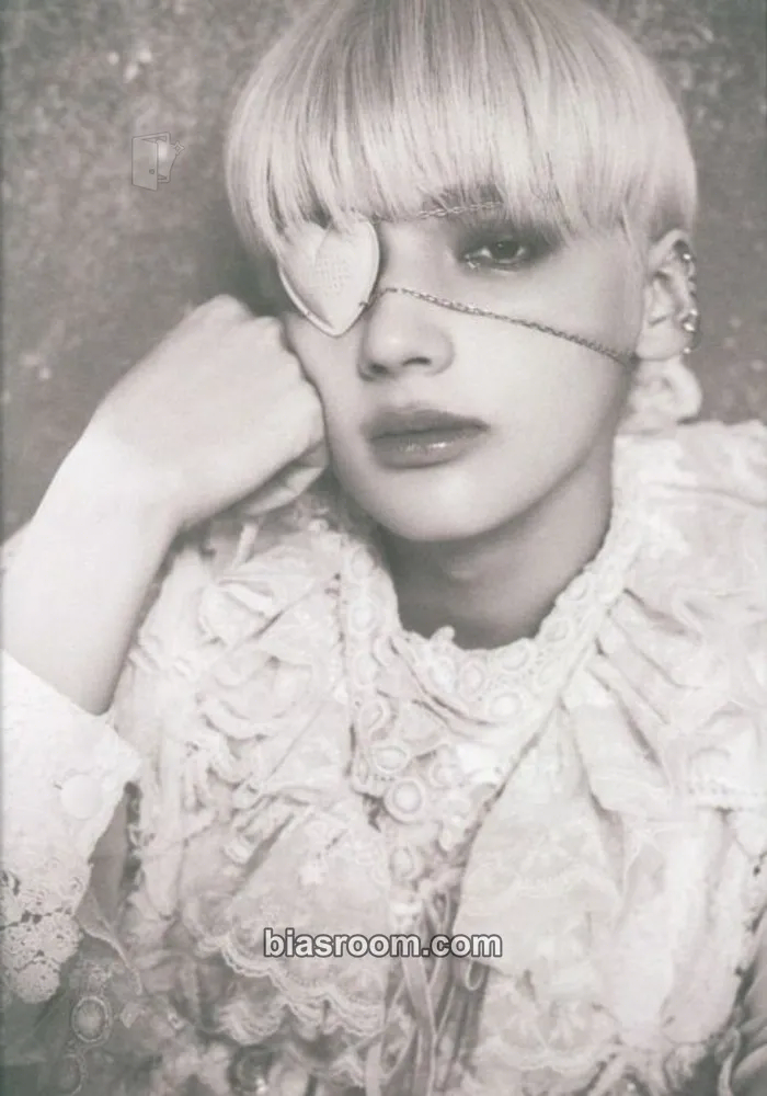 Huening Kai The Chaos Chapter: FREEZE Photocard - TOMORROW X TOGETHER - TOMORROW X TOGETHER K-pop photocard