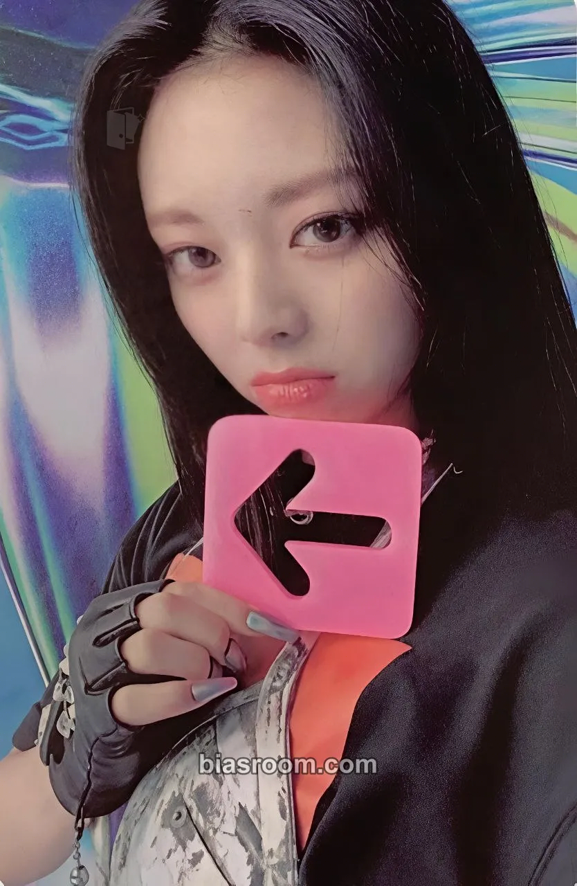 Yuna Crazy in Love Photocard - ITZY - ITZY K-pop photocard