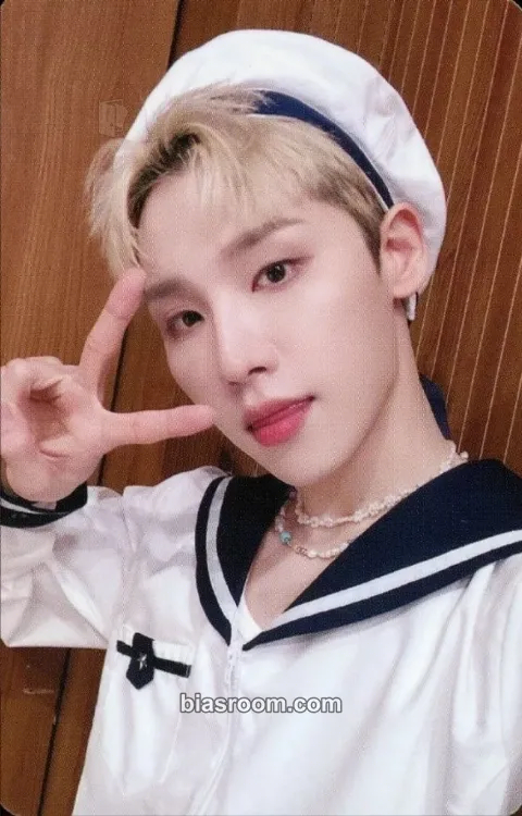 Woong THE FUTURE IS OURS : LOST Photocard - AB6IX - AB6IX K-pop photocard