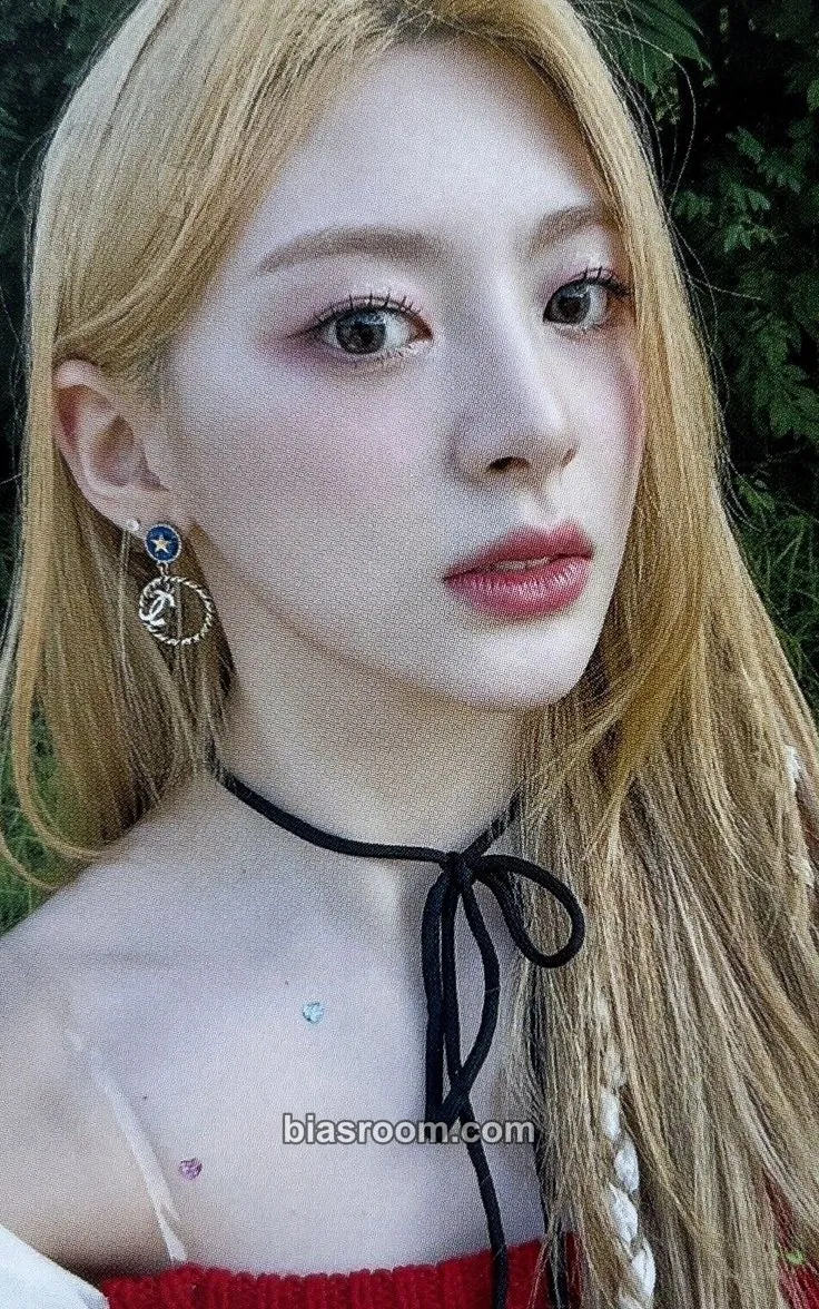 Seeun WE NEED LOVE Photocard - STAYC - STAYC K-pop photocard