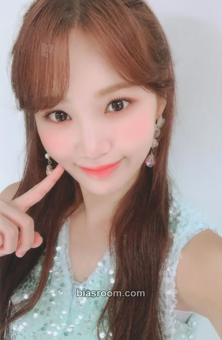 Kim Chaewon BLOOM*IZ Photocard - IZ*ONE - IZ*ONE K-pop photocard