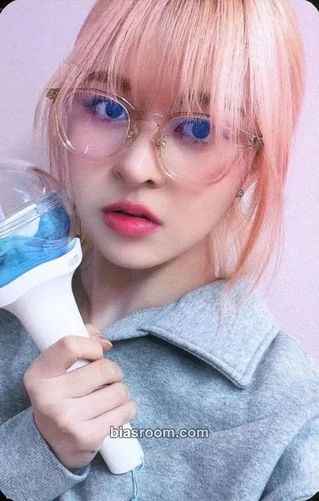 Lily 1st Official Lightstick Photocard - NMIXX - NMIXX K-pop photocard
