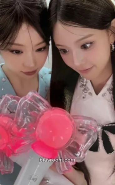 Official Lightstick and Lightband Photocard - izna - izna K-pop photocard