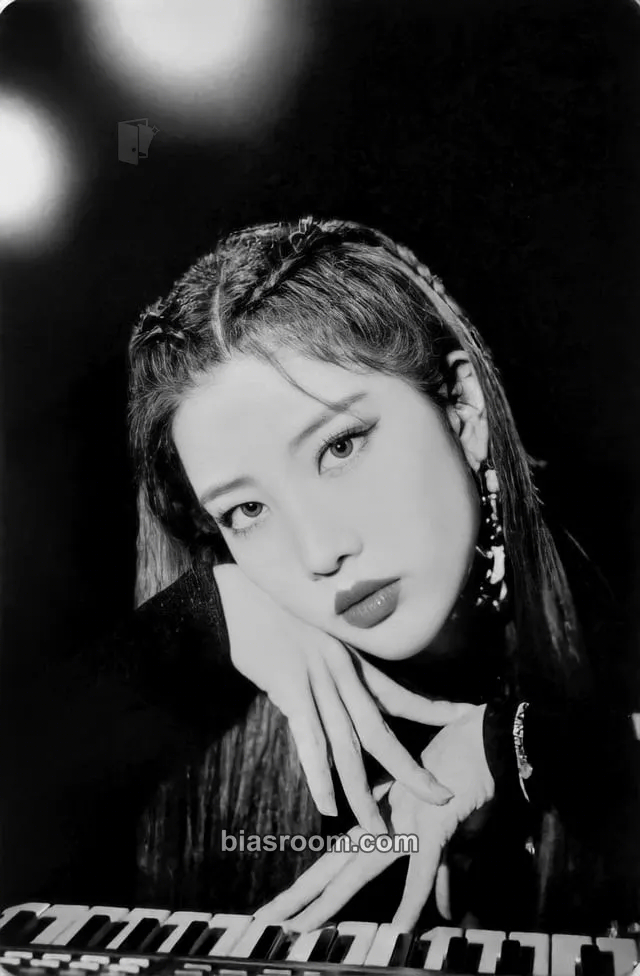 Kim Lip 2022 Season's Greetings Photocard - LOONA - LOONA K-pop photocard