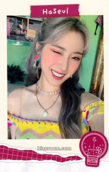 HaSeul 2022 Summer Package: LOONA's Vacation Photocard - LOONA - LOONA K-pop photocard