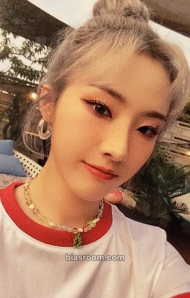 HaSeul 2022 Summer Package: LOONA's Vacation Photocard - LOONA - LOONA K-pop photocard