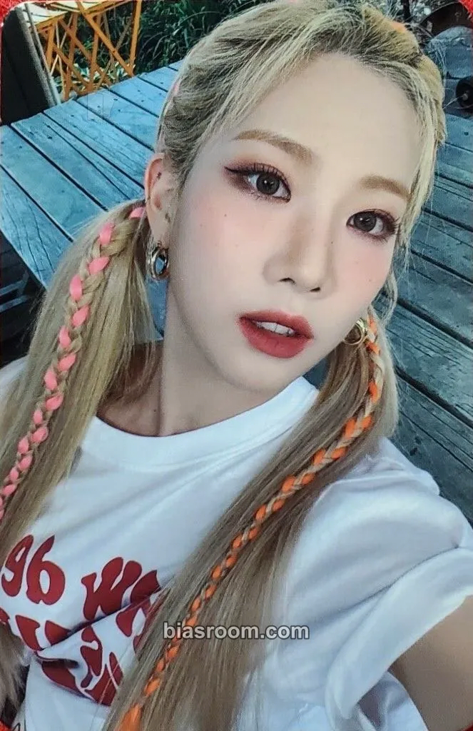 Kim Lip 2022 Summer Package: LOONA's Vacation Photocard - LOONA - LOONA K-pop photocard