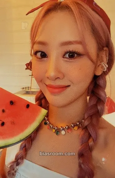 Yves 2022 Summer Package: LOONA's Vacation Photocard - LOONA - LOONA K-pop photocard