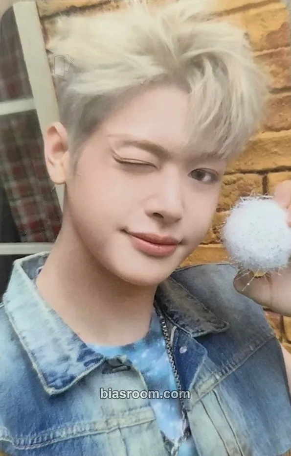 Ma Jingxiang Snowy Summer Pop-Up Store Photocard - CLOSE YOUR EYES - CLOSE YOUR EYES K-pop photocard