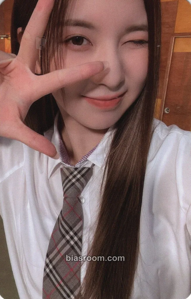 Bae NSWER 1st Generation - Qualified Photocard - NMIXX - NMIXX K-pop photocard