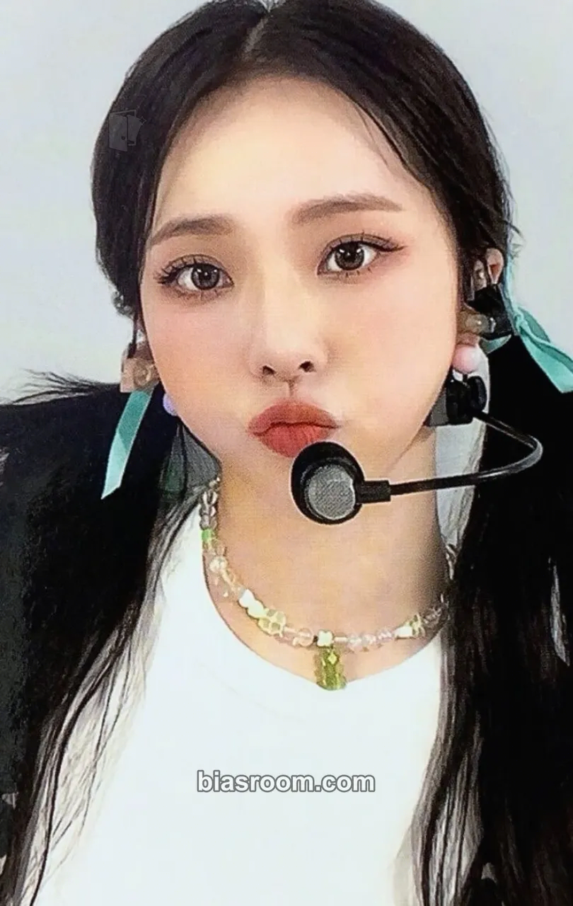 ViVi Record: The Finale Photobook Photocard - LOONA - LOONA K-pop photocard