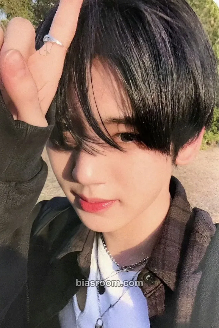 Yujin Blue Paradise Photocard - ZEROBASEONE - ZEROBASEONE K-pop photocard