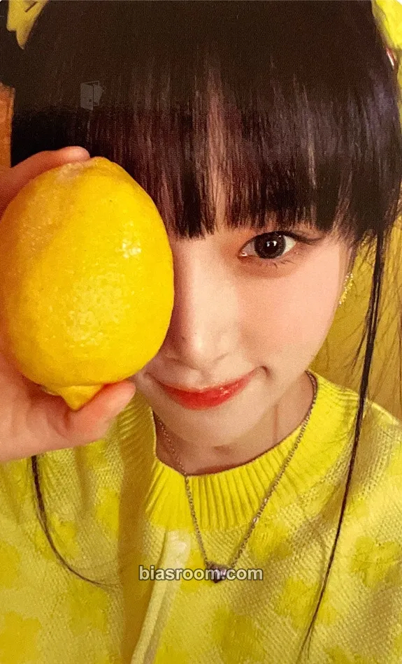 Yena Yena's Fruit Store - 2023 Season's Greetings Photocard - Yena K-pop photocard