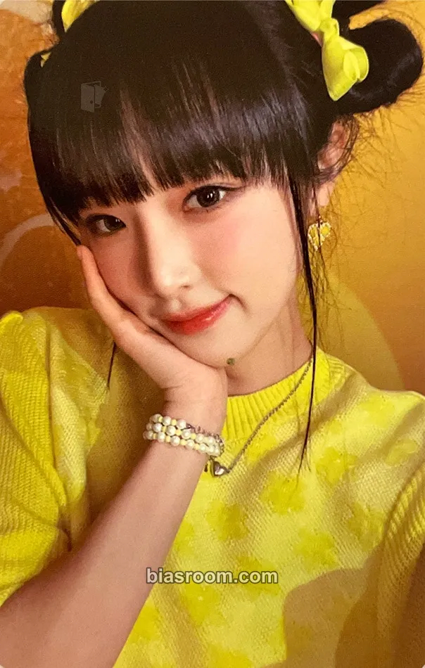 Yena Yena's Fruit Store - 2023 Season's Greetings Photocard - Yena K-pop photocard