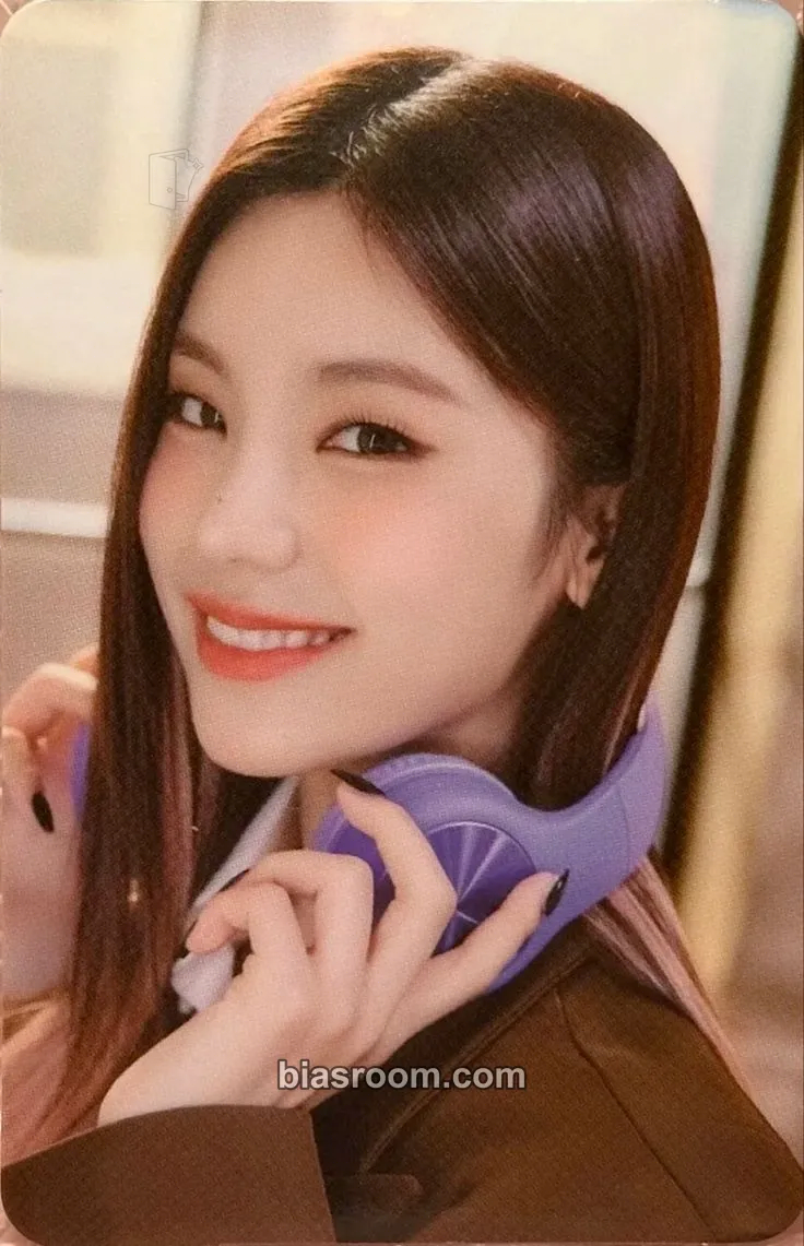 Yeji 2023: Best Friends Forever Season's Greetings Photocard - ITZY - ITZY K-pop photocard