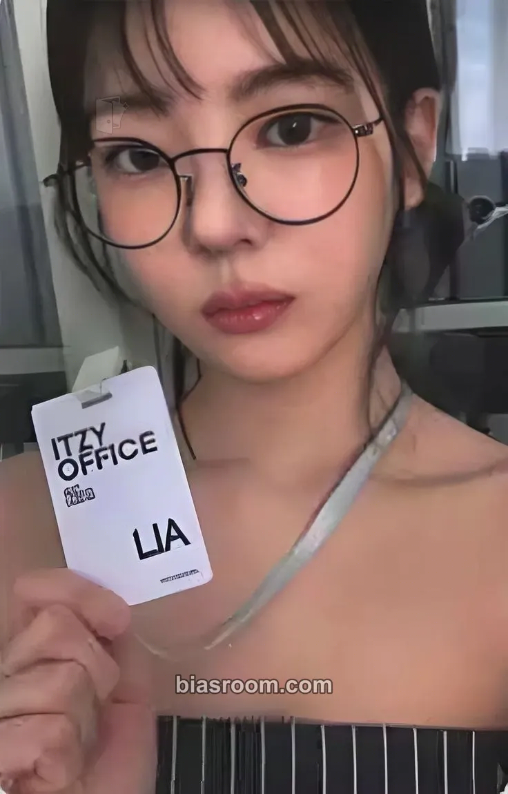 Lia 2025: Best Friends Forever Season's Greetings Photocard - ITZY - ITZY K-pop photocard