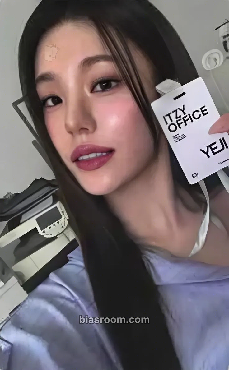 Yeji 2025: Best Friends Forever Season's Greetings Photocard - ITZY - ITZY K-pop photocard