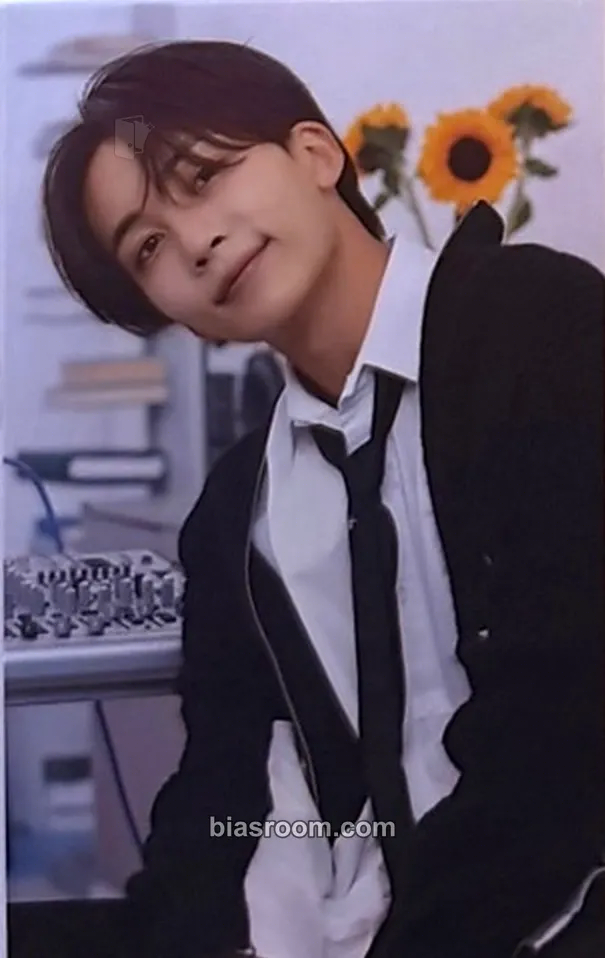 Jeonghan 17 IS RIGHT HERE Photocard - SEVENTEEN - SEVENTEEN K-pop photocard