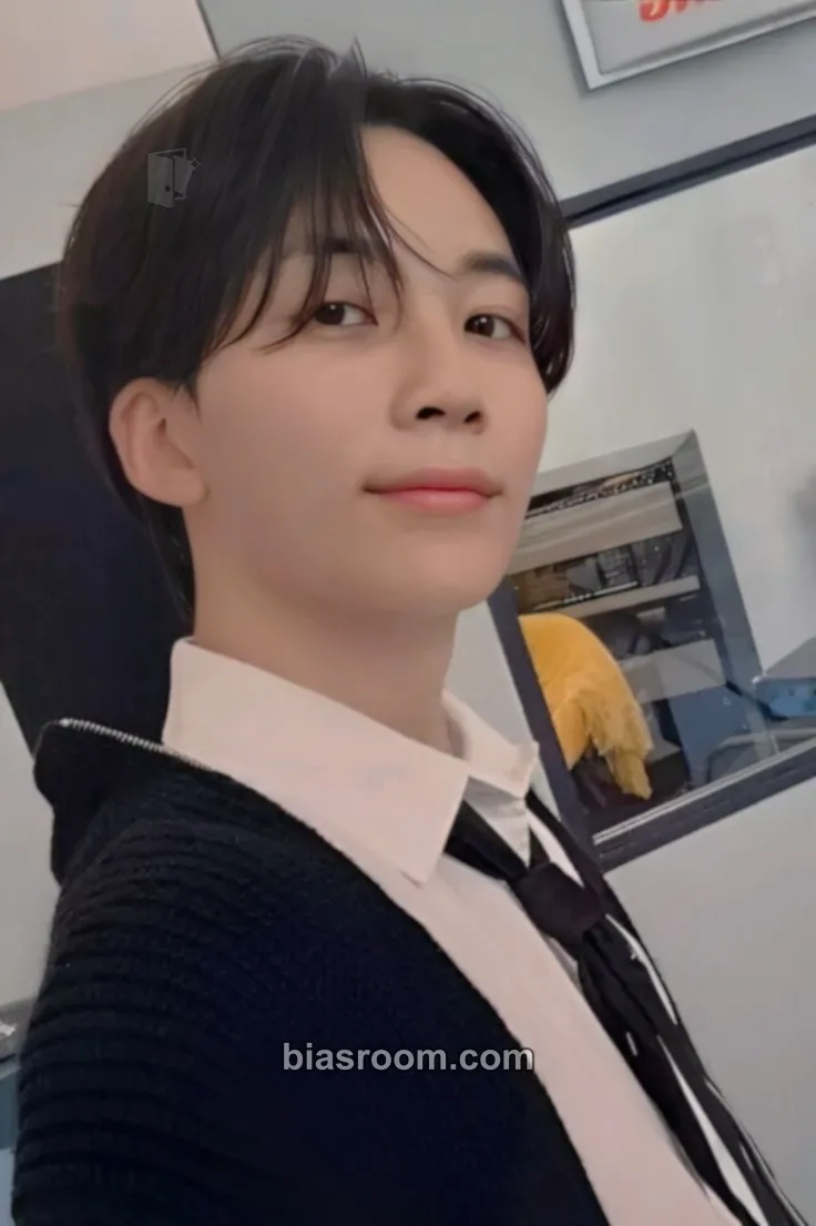 Jeonghan 17 IS RIGHT HERE Photocard - SEVENTEEN - SEVENTEEN K-pop photocard