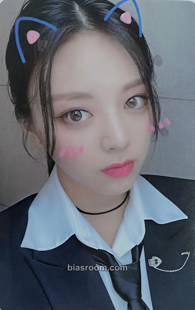 Yuna Crazy in Love Photocard - ITZY - ITZY K-pop photocard