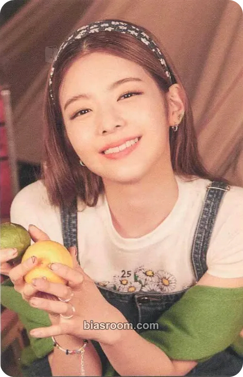 Lia 2022: Best Friends Forever Season's Greetings Photocard - ITZY - ITZY K-pop photocard