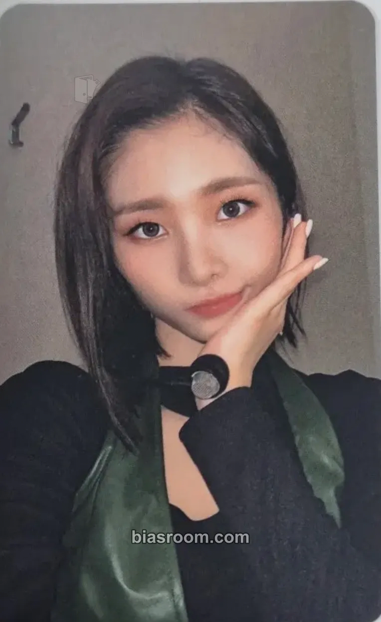 Ahyoon Queenz Table Photocard - Queenz Eye - Queenz Eye K-pop photocard
