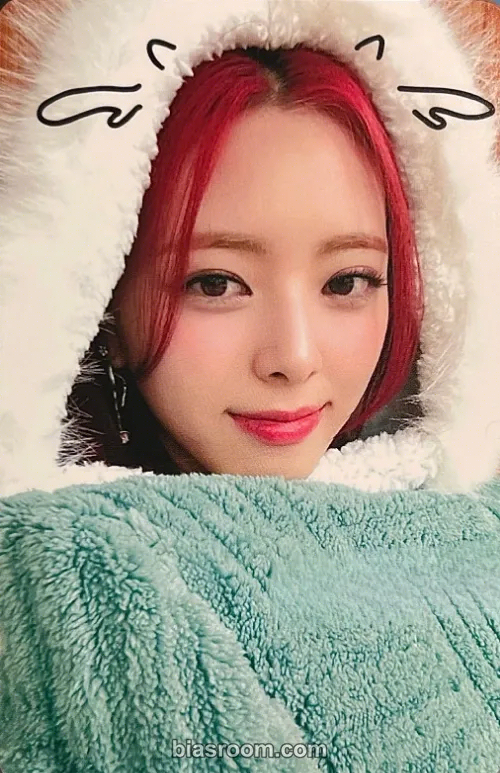 Yuna BORN TO BE Photocard - ITZY - ITZY K-pop photocard