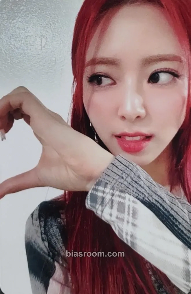 Yuna BORN TO BE Photocard - ITZY - ITZY K-pop photocard