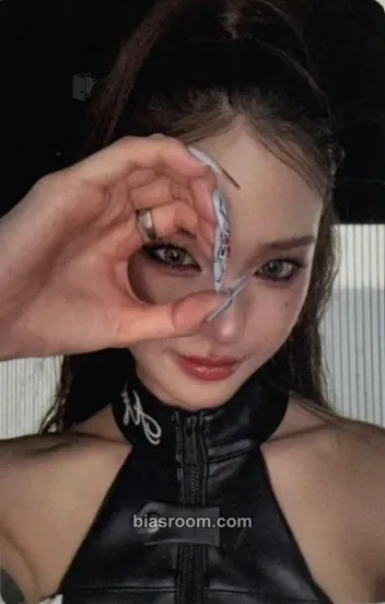 Mai Not Just Pretty Photocard - izna - izna K-pop photocard