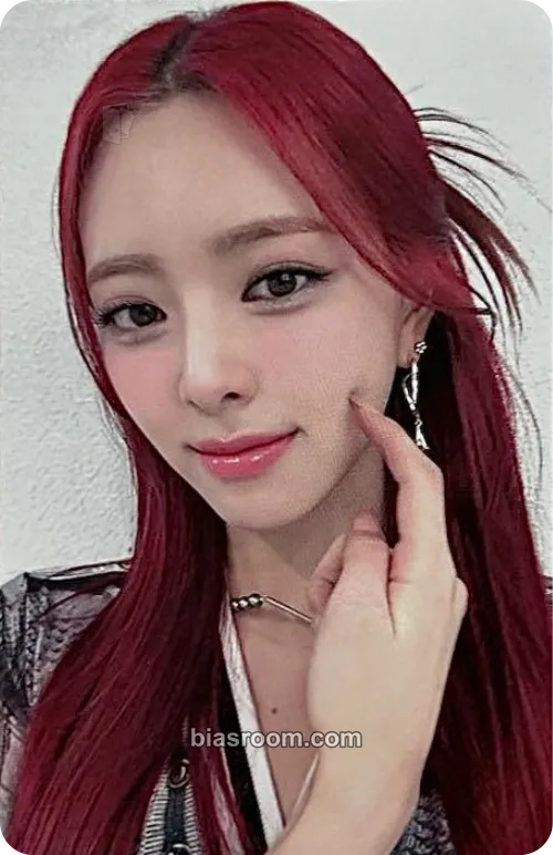 Yuna BORN TO BE Photocard - ITZY - ITZY K-pop photocard