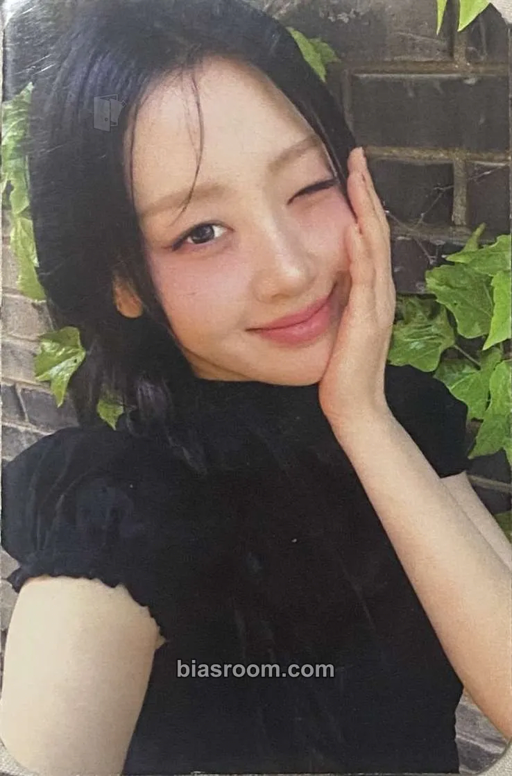 Yves YVES 2nd World Tour: Cosmic Crispy Tour in Asia & Australia Photocard - Yves - Yves K-pop photocard