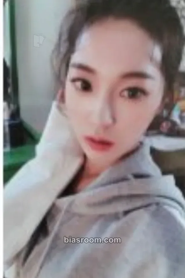 Queenz Eye - Hannah - Queenz Table Album pob (pre-order benefit) fansign