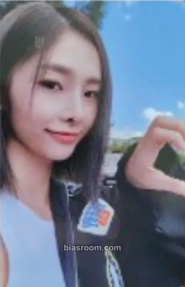 Queenz Eye - Ahyoon - Queenz Table Album pob (pre-order benefit) fansign