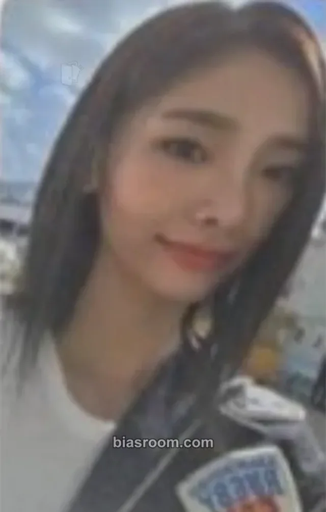 Queenz Eye - Ahyoon - Queenz Table Album pob (pre-order benefit) fansign