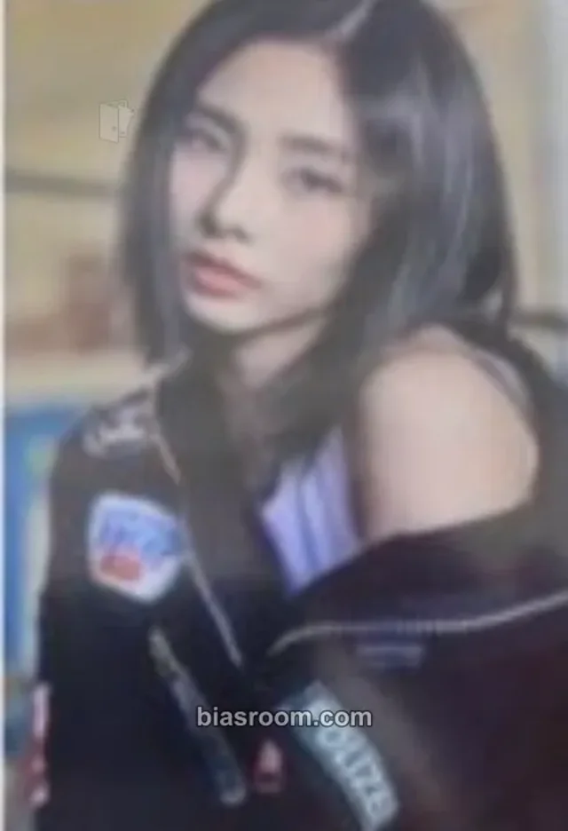 Queenz Eye - Ahyoon - Queenz Table Album pob (pre-order benefit) fansign