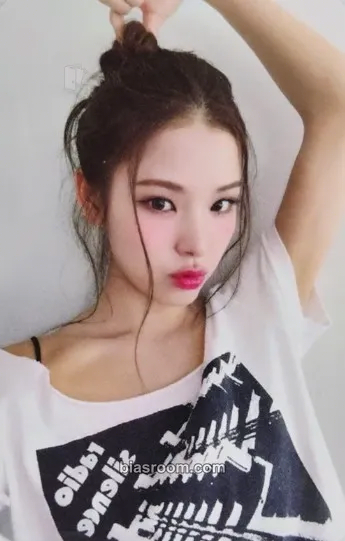 Mai Not Just Pretty Photocard - izna - izna K-pop photocard