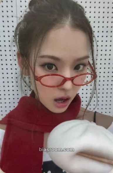 Mai Not Just Pretty Photocard - izna - izna K-pop photocard
