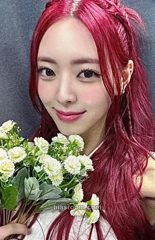 Yuna BORN TO BE Photocard - ITZY - ITZY K-pop photocard